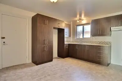 Très grand 5 ½ sur la rue des Pertuis Chauffage, électricité et eau chaude fournis Très grand salon...