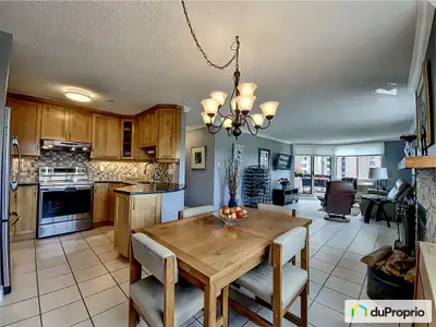 Unité de coin à concept ouvert avec fenestration abondante est très ensoleillée, et située au 8e éta...