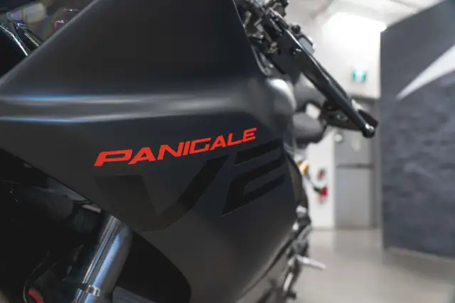 2025 Ducati Panigale V2 *BAS KMs!*553399213663856644