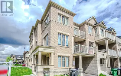 Corner Freehold 4 Bedroom & 3 Full washrooms Town House. Very Bright, Spacious, Open-ConceptCorner U...