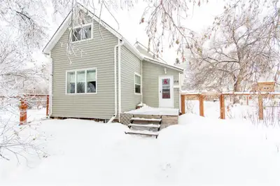 BSW//Alexander/Just a short drive from Brandon! Spacious home in Alexander on a large treed double l...