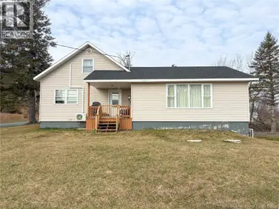 2 Cross Road, Somerville offers a spacious home close to town and amenities. Just minutes from Hartl...