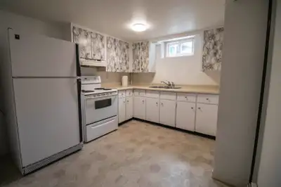 ** SPACIOUS ** 2 BEDROOM LOWER UNIT IN THOROLD!!