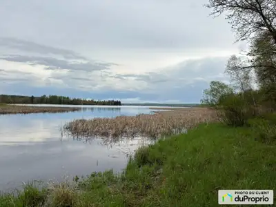 Opportunité rare. (voir lien vidéo plus bas) Terrain constructible à vendre au bord du lac Aylmer av...