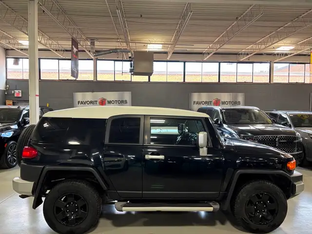 2010 Toyota FJ Cruiser 4WD|V6|AUTOMATIC|LEATHER|ALLOYS|RADIO| in Cars & Trucks in City of Toronto - Image 4