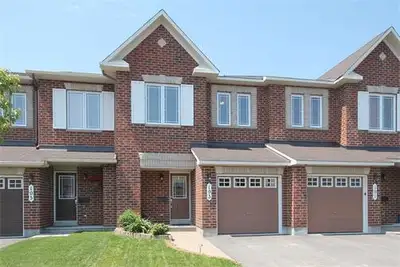 Beautiful Townhouse For Rent in Orleans