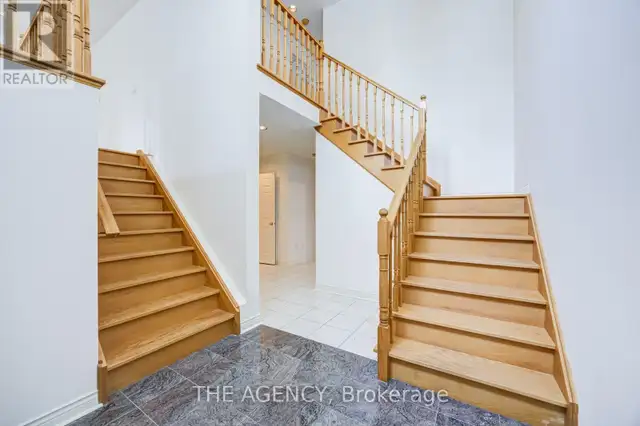 68 Townsgate Drive Vaughan (Crestwood-Springfarm-Yorkhill), Onta, photo 3 of 4