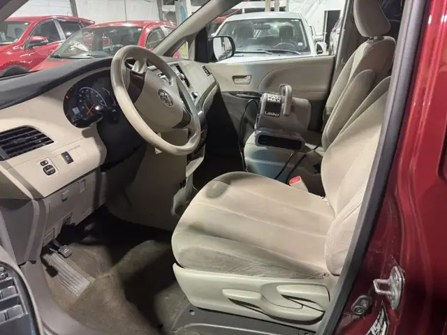 2011 Toyota Sienna LE in Cars & Trucks in City of Montréal - Image 9