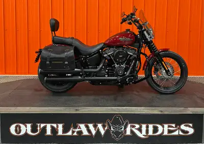 2020 Harley-Davidson Street Bob FXBB Only 10,850 KM Black & Red 107ci Milwaukee-Eight engine Bike is...