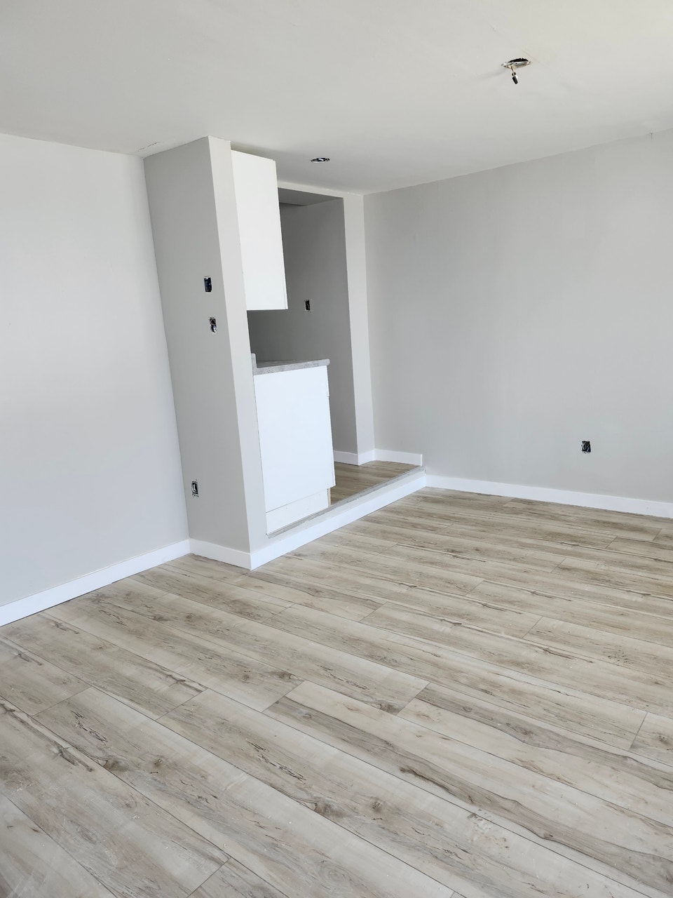 220A King St W - Newly Renovated Studio West, Util incl 2