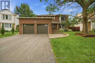 Nestled among executive homes on a premium lot in the sought-after Fallingbrook neighbourhood of Orl...