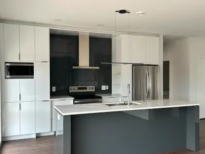 Dog Friendly SINGLE LEVEL TOWNHOME Heat & Hot Water Included SHIRAZ GARDENS 50 PLUS COMMUNITY This s...