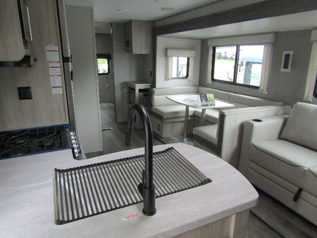 2024 Catalina 323BHDS in Travel Trailers & Campers in Sarnia - Image 4
