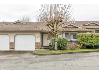 Welcome to the sought after Meadowview. We have a rancher townhouse with full basement. 2 bedroom an...