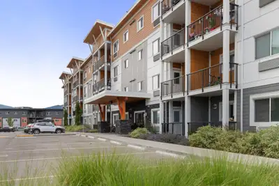 Building Description ONE MONTH FREE RENT* *Conditions apply. Inquire for details. Welcome to Carring...