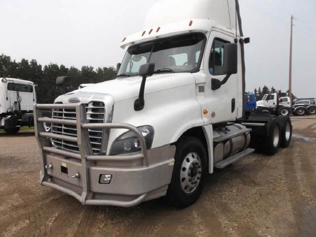 2017 FREIGHTLINER CASCADIA T/A 5TH WHEEL TRUCK in Heavy Trucks in Red Deer