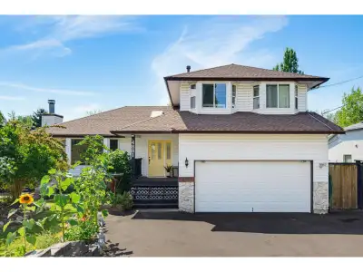 Terrific 2-storey family home located on a large private lot in Murrayville. Main floor features a s...