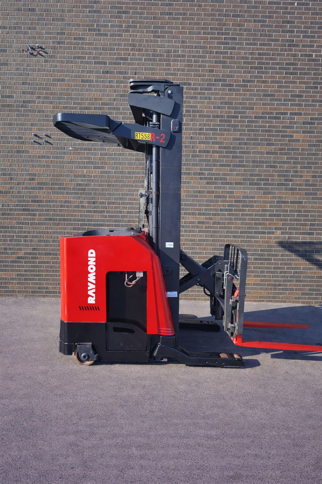 2016 RAYMOND REACH FORKLIFT 3500LB CAP CERTIFIED WITH CHARGER in Heavy Equipment in Mississauga / Peel Region - Image 2