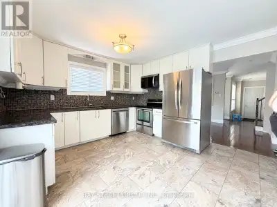 Beautifully 4+1 bedroom, 3+1 Washroom with 2 Car Garage Detached Home In Erin Mills. Finished Baseme...