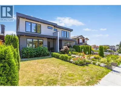 CONTEMPORARY MODERN LIVING WITH WARMTH, CHARACTER & VIEWS! This beautifully appointed, over 2,600 sq...