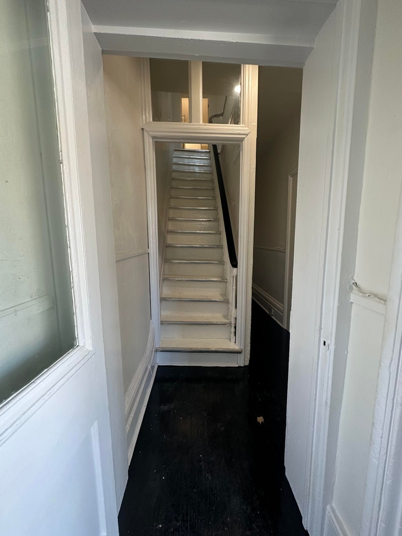 Spacious 1 bed + den Apt in East Hill 1400 + hydro May 1 Long