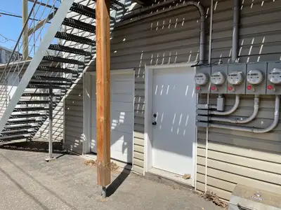 418-655-8281 À voir au 333 Chemin de la Canardière, espace de rangement à louer. Deux portes pour y...