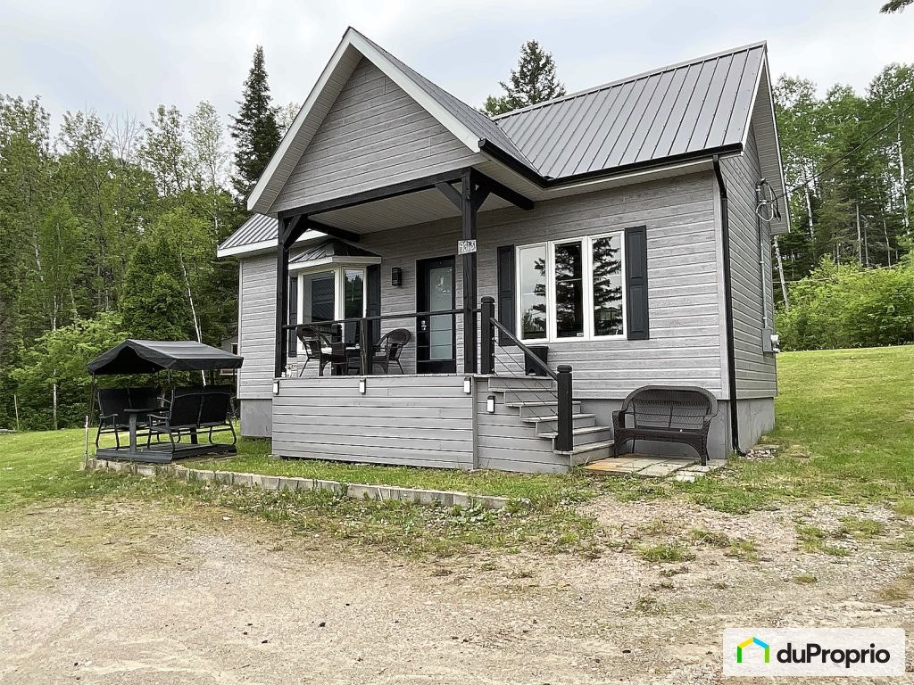 $199,900 - Cottage for sale in La Baie — photo 1