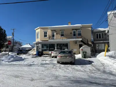 418-655-8281 À voir au 1416 Père-Chaumonot à l'Ancienne-Lorette, Très grand espace de rangement, sit...