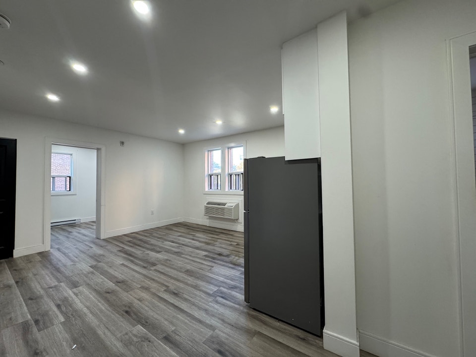 Recently Renovated 1 Bedroom 1 Bathroom Unit! 5