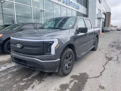 Superbe F-150 Lightning offert en version XLT incluant la batterie standard allant jusqu'à 386 km d'...