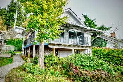 Charming 2 bed + Den home, view of the ocean and walking distance to beach! Welcome to your seaside...