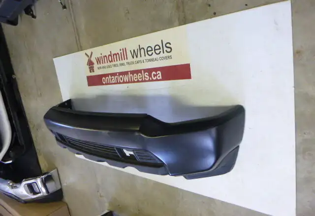 2020-2022 Chevrolet Silverado 2500/3500 Front bumper Base Black in Auto Body Parts in Kitchener / Waterloo - Image 2