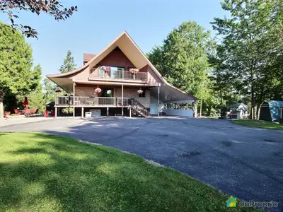 Terrain 31 263 pi2, MAGNIFIQUE maison canadienne avec revenu, 1977 très bien entretenue au fil des a...