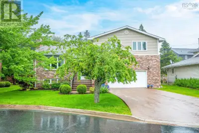 Welcome to 7 Banbury Close in the prestigious Sheffield-in-the-Park community of Halifax. This decep...