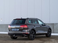 CARGET AUTOMOTIVE is thrilled to offer this 2017 Volkswagen Touareg Wolfsburg Edition, a premium mid... (image 6)