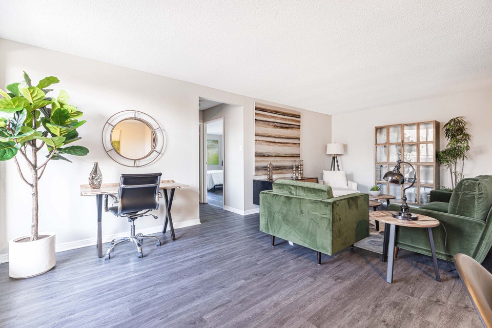 Spacious 2 Bedroom & 2 Bath Apartment North London on Transit 4