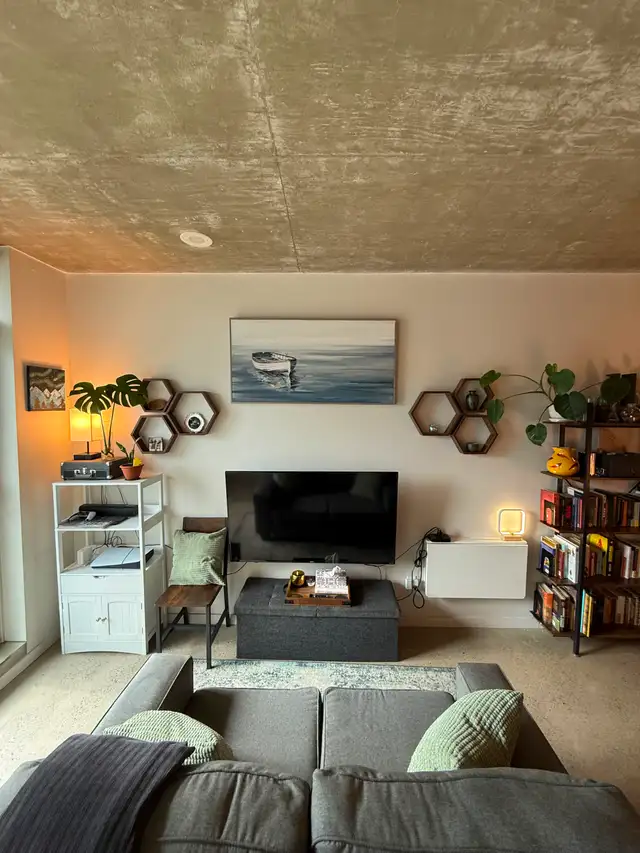 High-Ceiling Loft with Natural Light in Queen West in Long Term Rentals in City of Toronto - Image 4
