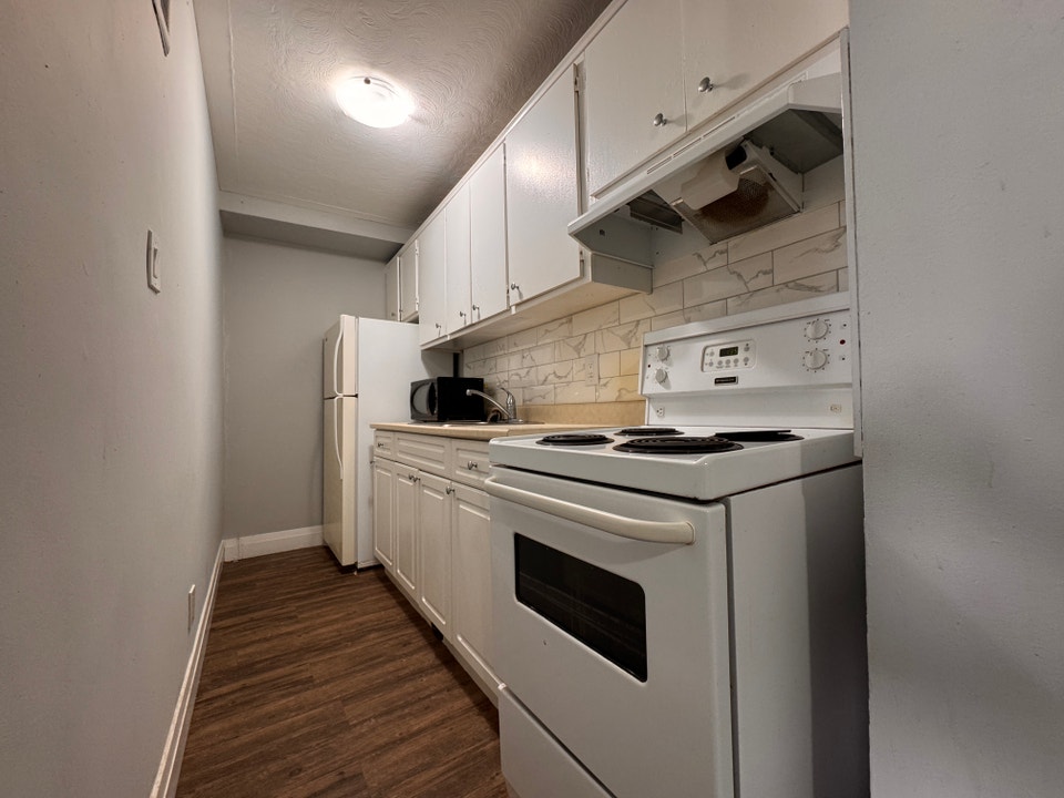Refreshed & Bright 2 Bed Apartment In Galt! (Unit 26) 5