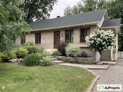 Voici une belle maison de type bungalow construite en 1979, entièrement en brique des 4 côtés, situé...