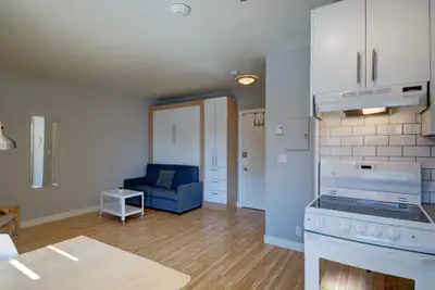 Appartement 1 et demi à aire ouverte entièrement meublé, situé au cœur du Vieux-Québec, au coin de l...