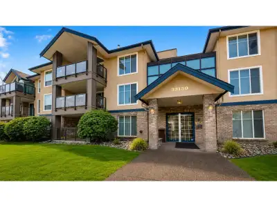 Looking for something walkable, practical, and easy to love? This top-floor 1 bed + den home at Kath...