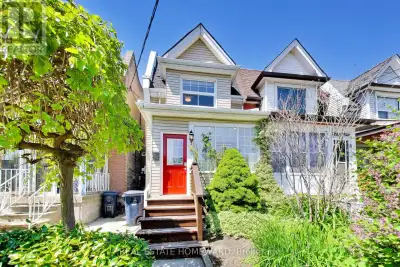 Light cascades into every corner of this gorgeous 3 bedroom, 2 bath semi situated on a quiet cul-de-...