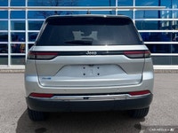 2.0L I4 DOHC, 4WD. Odometer is 18677 kilometers below market average! Silver Zynith 2023 Jeep Grand... (image 4)