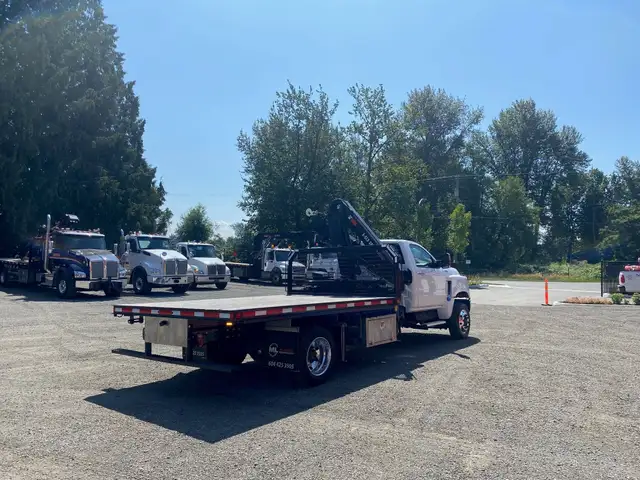 Hiab 088B-3 on 2023 International CV515 Crane Truck in Heavy Trucks in Abbotsford - Image 4