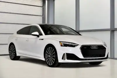 Traction intégrale Audi quattro / Intérieur brun / Apple Carplay + Android Auto / Toit ouvrant panor...