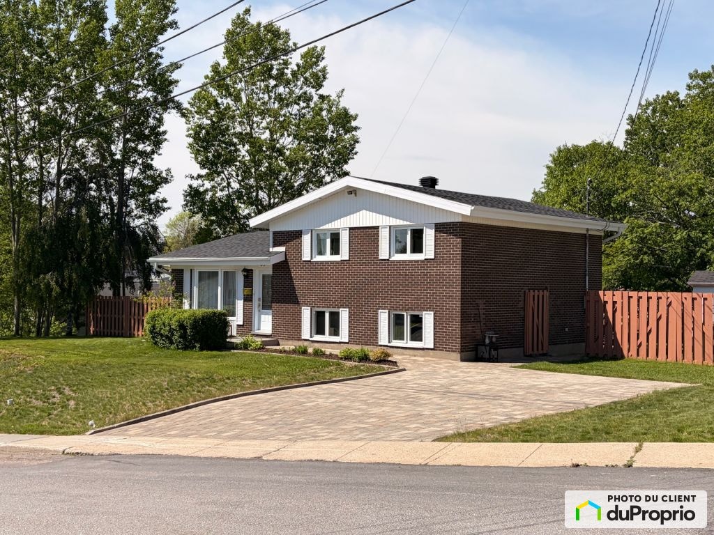 $379,000 - Split Level for sale in Baie-Comeau — photo 1