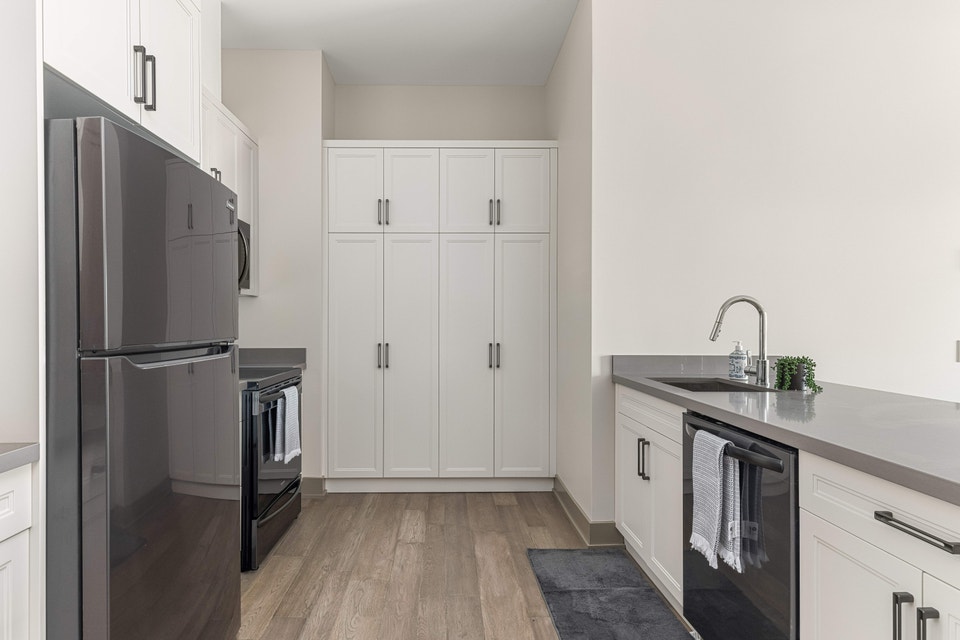 2-Bedroom with Waher/Dryer- Up to 2 Months Rent Free* 4