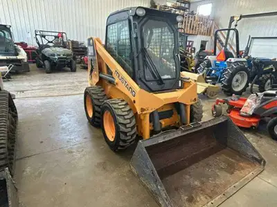 2012 MUSTANG/GEHL 2044 CAB, HEAT, AUX. HYDRAULICS, BCUKET, BLOCK HEATER, ONLY 679 ORIGINAL HOURS. FO...
