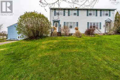 Charming, move in ready duplex located in Cornwallis Park, ideally positioned between the scallop ca...