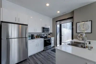 Building Features Join our Sizzling Summer Open House! Saturday, 11am-2pm ArtHaus & sign a new lease...